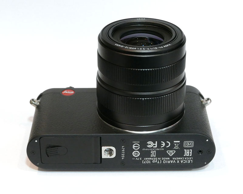 Leica X-Vario avec poignée, viseur, parasoleil, chargeur
